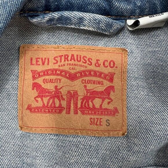 Levi's Women's Light Wash Trucker Denim Jacket Size Small - Picture 4 of 10
